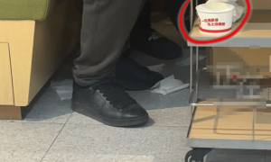 家长在海底捞用纸碗给孩子接小便，邻桌投诉有异味，海底捞回应：涉事区域已消毒