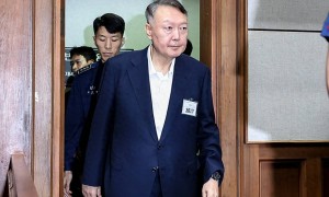尹锡悦8个半小时,一个字都不交代!他心里很清楚,一旦开口后果比戒严罪更严重