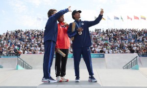 美国运动员吐槽巴黎奥运奖牌:到手几天后就掉色 如同废铁