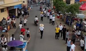 全红婵老家涌入大量游客,爷爷家门口变成了“小吃一条街”