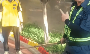 武汉一外卖小哥被小区保安锁脚?物业公司回应:他进小区没有登记!