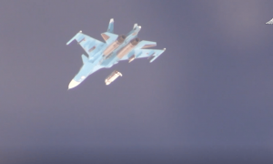 俄国防部发布视频:俄军苏-34战机向乌军阵地投下3吨级“超级炸弹”