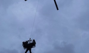 印媒:印度海军称出动直升机救助一名受伤中国船员撤离货轮,伤者被送医